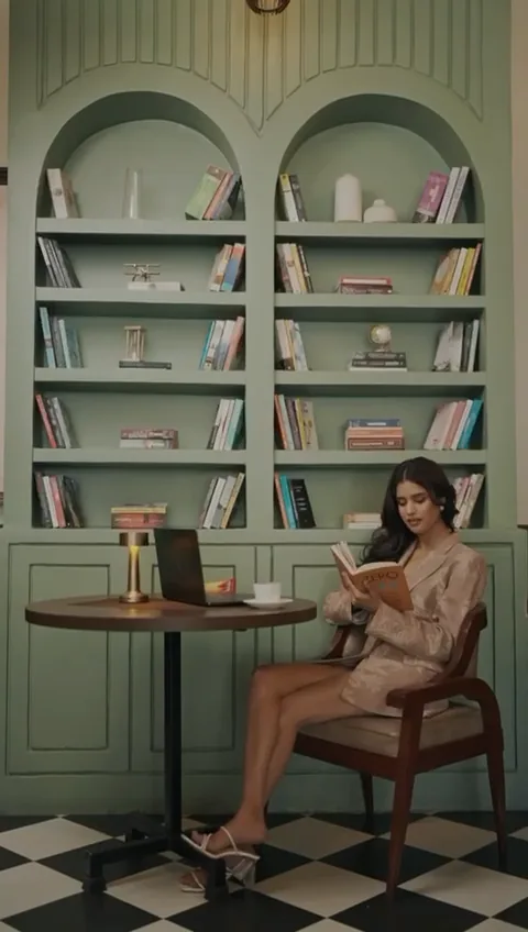 Frame from Falaknama — Film 02, at 0:15