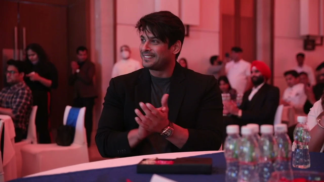 A guest applauding from his table